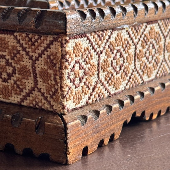 RARE FIND!! GORGEOUS vintage tissue holder box in excellent condition - Picture 2 of 7